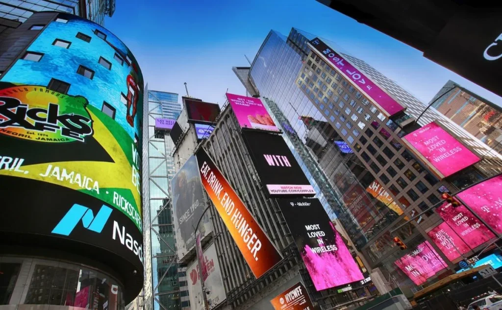 Como las pantallas gigantes de LED han cambiado poco a poco la industria de los anuncios panorámicos y espacios publicitarios en México