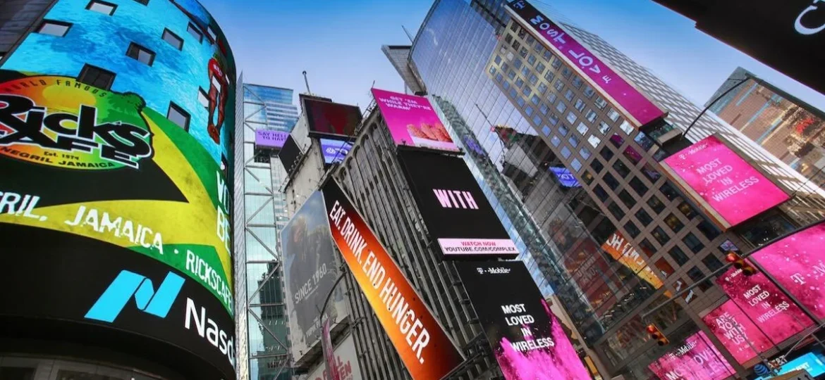 Como las pantallas gigantes de LED han cambiado poco a poco la industria de los anuncios panorámicos y espacios publicitarios en México