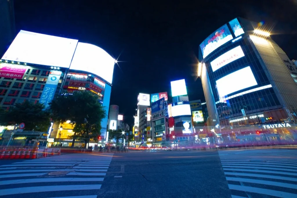 Las pantallas gigantes publicitarias, cada vez más utilizadas como parte de la arquitectura de grandes edificios 9 Las pantallas gigantes publicitarias